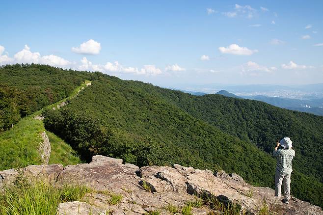 가산산성 정상부 가산바위에 서니 산성 너무 대구 시내가 훤히 보였다. 산성이 있는 가산은 팔공산 국립공원에 속해 있다.