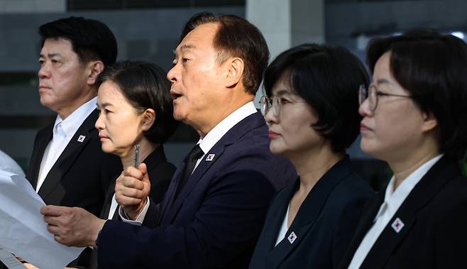 이재강 사도광산 진실수호 대한민국 국회의원 방일단 단장이 15일 서울 강서구 김포국제공항에서 일본으로 출국에 앞서 입장을 밝히고 있다. 뉴스1