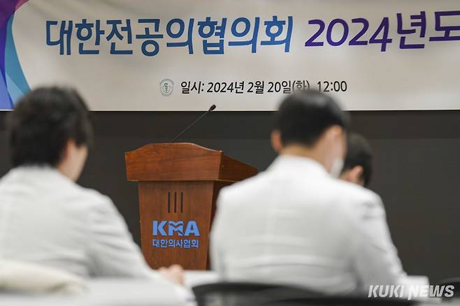 정부의 의대 증원 방침에 반발해 집단행동에 나선 전공의들이 지난 2월20일 서울 용산구 대한의사협회 회관에서 열리는 '대한전공의협의회 2024년 긴급 임시대의원총회'에 참석하고 있다. 쿠키뉴스 자료사진