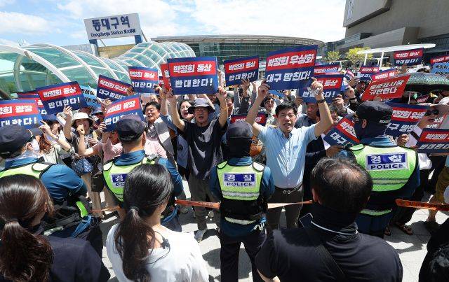 14일 동대구역 앞에서 열린 '박정희 광장 표지판 제막식'에서 시민단체 회원들이 박정희 전 대통령 표지판과 동상 설치를 반대하는 구호를 외치고 있다. 연합뉴스