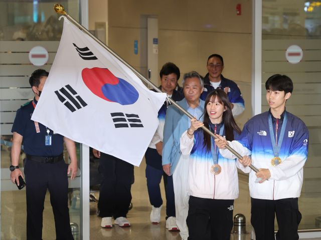 태권도 박태준과 복싱 임애지 등 파리올림픽 한국 선수단이 지난 13일 인천국제공항 제2여객터미널을 통해 귀국하고 있다. 연합뉴스