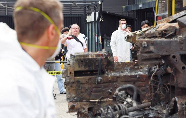 8일 인천 서구 한 공업사에서 경찰과 소방, 국립과학수사연구원, 벤츠 등 관계자들이 지난 1일 청라 아파트 지하 주차장에서 화재가 발생한 전기차에 대한 2차 합동 감식을 하고 있다. [연합]