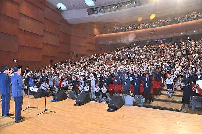 [홍성=뉴시스] 충남도 주관으로 15일 도청 문예회관에서 제79주년 광복절 기념식이 열린 가운데 참석자들이 만세삼창을 하고 있다.   *재판매 및 DB 금지