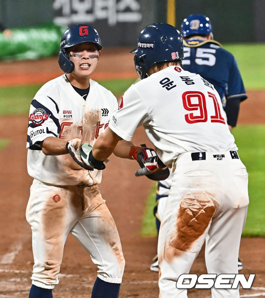 [OSEN=부산, 이석우 기자] 7일 부산 사직야구장에서 2024 신한 SOL 뱅크 KBO 리그 롯데 자이언츠와 NC 다이노스의 경기가 열렸다. 홈팀 롯데는 김진욱이 선발 출전하고 NC는 이재학이 선발 출전했다.롯데 자이언츠 황성빈이 3회말 2사 2,3루 고승민의 2루수 왼쪽 내야 안타때 득점을 올리고 선행주자 윤동희와 하이파이브를 하고 있다. 2024.08.07 / foto0307@osen.co.kr