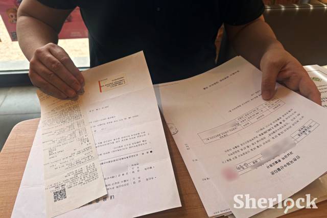 ▲ 인천국제수산물타운 관련 서류를 펼쳐보는 김용균 씨. ⓒ셜록