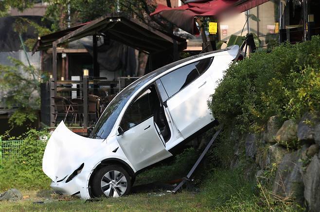 14일 오후 경기 용인시 수지구 고기동의 한 카페로 돌진한 테슬라 전기차. 뉴스1