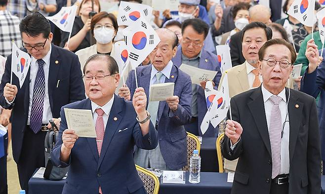 15일 이종찬 광복회장(앞줄 왼쪽)이 서울 용산구 백범김구기념관에서 광복회가 별도로 주최한 광복절 기념식에 참석했다. 최상수 기자