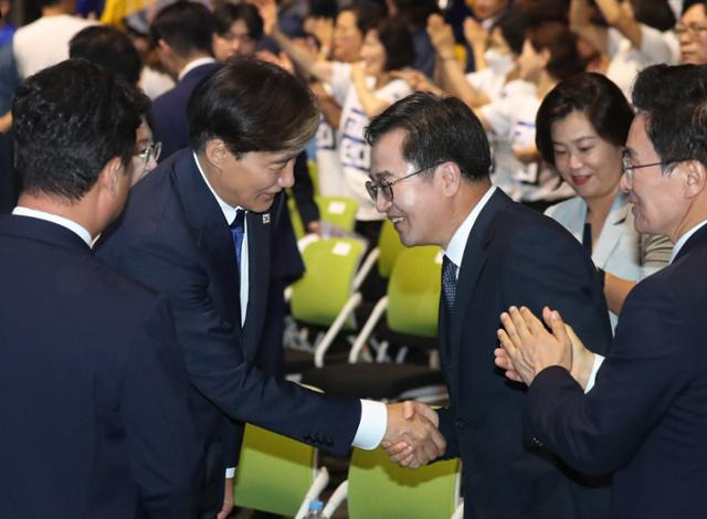 김동연 경기도지사가 지난달 20일 수원에서 열린 조국혁신당 전국당원대회에서 조국 대표와 악수하고 있다. 뉴스1