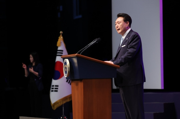 ‘8.15 통일 독트린’ 발표하는 윤석열 대통령 - 윤석열 대통령이 15일 서울 종로구 세종문화회관에서 열린 제79주년 광복절 경축식에서 경축사를 하며 ‘8.15 통일 독트린’을 발표하고 있다.  2024.8.15  연합뉴스