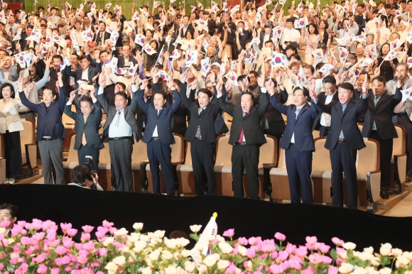 15일 강원대 춘천캠퍼스 백령아트센터에서 열린 제79주년 광복절 경축식에서 김진태 강원지사, 김시성 강원도의회 의장, 신경호 강원교육감, 육동한 춘천시장, 한기호 의원 등 참석자들이 만세를 외치고 있다. 강원도 제공