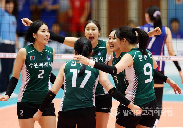 '김도아-김나희-이연재 삼각편대 활약' 수원특례시 女배구, 선수들 환호.