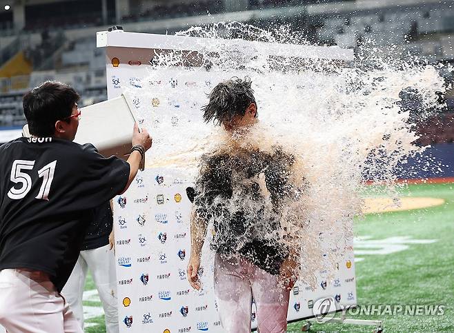 선발투수의 강렬한 축하법 (서울=연합뉴스) 이지은 기자 = 15일 오후 서울 구로구 고척스카이돔에서 열린 프로야구 KIA와 키움의 경기. 최연소 30-30을 달성한 KIA 김도영이 투수 양현종에게 음료수세례를 받고 있다. 2024.8.15 jieunlee@yna.co.kr