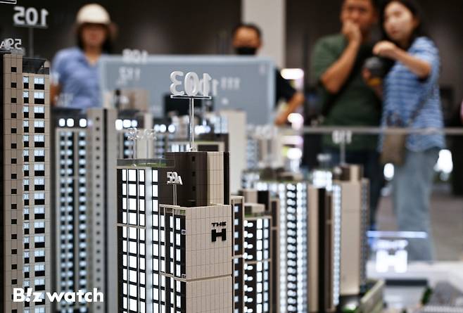 현대건설이 16일 서울 서초구 방배동에 3000여 세대 규모로 들어서는 '디에이치 방배'의 견본주택을 개관하고 있다./사진=이명근 기자 qwe123@