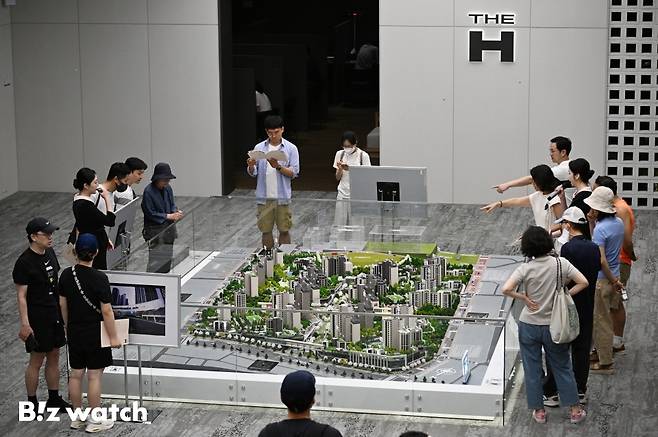 현대건설이 16일 서울 서초구 방배동에 3000여 세대 규모로 들어서는 '디에이치 방배'의 견본주택을 개관하고 있다./사진=이명근 기자 qwe123@