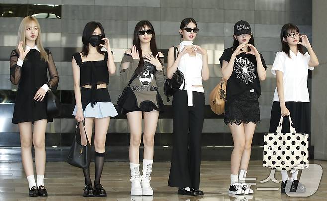 아이브 리즈(왼쪽부터)와 가을, 이서, 장원영, 안유진, 레이가 해외 일정을 위해 16일 김포국제공항에 도착해 인사를 하고 있다. ⓒ News1 권현진 기자