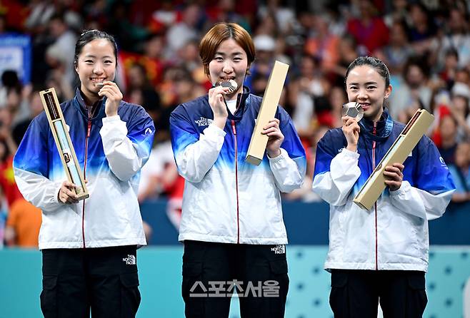 대한민국 탁구 국가대표 신유빈(왼쪽부터), 이은혜, 전지희가 10일(한국 시간) 프랑스 파리 사우스 파리 아레나4에서 열린 2024 파리올림픽 탁구 여자 단체에서 동메달을 딴 뒤 시상대 위에서 포즈를 취하고 있다. 2024. 8. 10.   파리 | 박진업 기자 upandup@sportsseoul.com