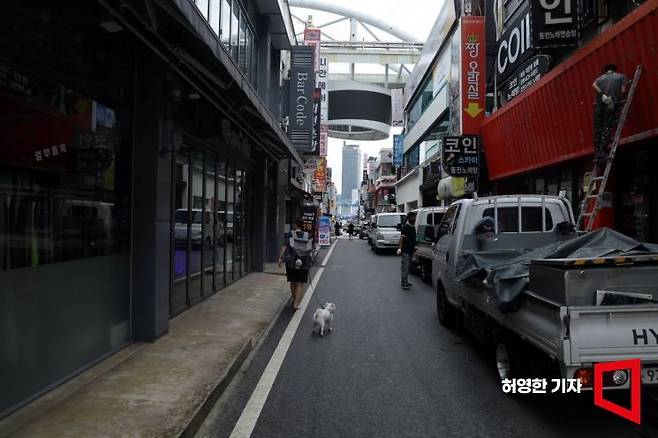 대전의 대표 명소가 된 성심당에는 고객들로 붐비지만 이웃한 대전 은행동 상가 도로는 한산하다. 사진=허영한 기자