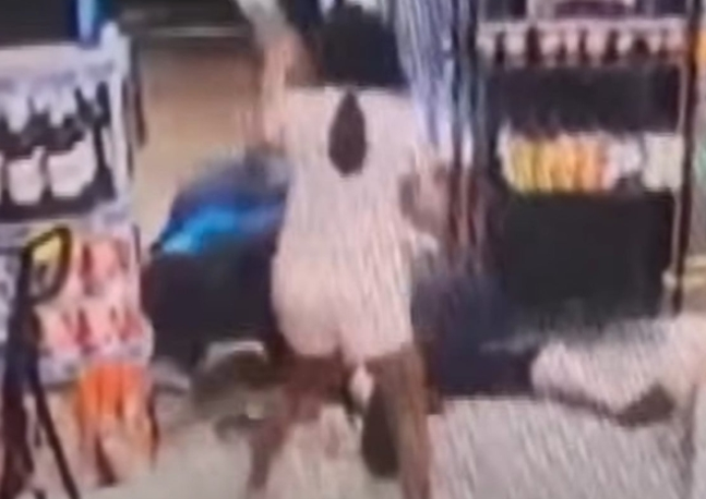 미국 한 주류 판매점에서 야구 방망이를 든 소녀가 강도를 향해 뛰어들고 있다. [사진출처=유튜브 캡처]