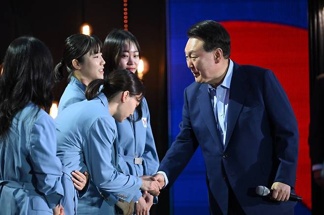 윤석열 대통령이 16일 서울 여의도공원에서 열린 '2024 파리 올림픽 기념 국민대축제' 행사에서 올림픽 출전 선수들을 격려하고 있다. /대통령실 제공