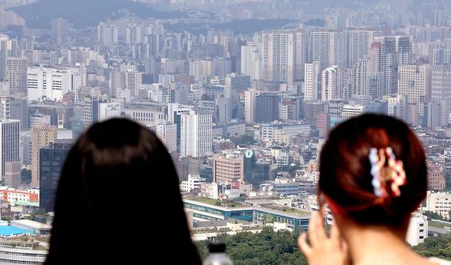 4일 오후 서울 중구 남산에서 바라본 도심에 아파트 단지가 보이고 있다. 뉴스1