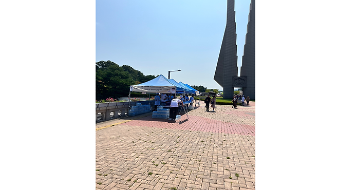 관람을 마치고 나오면서 겨레의 탑 근처에서 아이들에게 반팔 옷과 물이 제공되고 있는 모습을 볼 수 있었다.