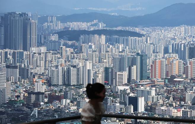 16일 서울 남산에서 바라본 서울 시내 아파트 단지 모습. 정부의 대규모 주택공급 대책 발표에도 서울 아파트값이 21주 연속 상승세를 이어가며 5년 11개월 만에 가장 큰 폭으로 올랐다. 연합뉴스