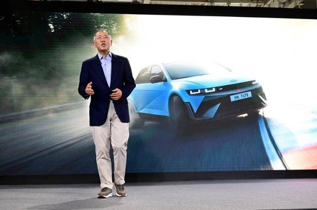 정의선 현대차 회장이 1월 3일 경기 광명시 기아 생산 공장에서 열린 현대차그룹 신년회에서 신년사를 전하고 있다. 현대차그룹 제공