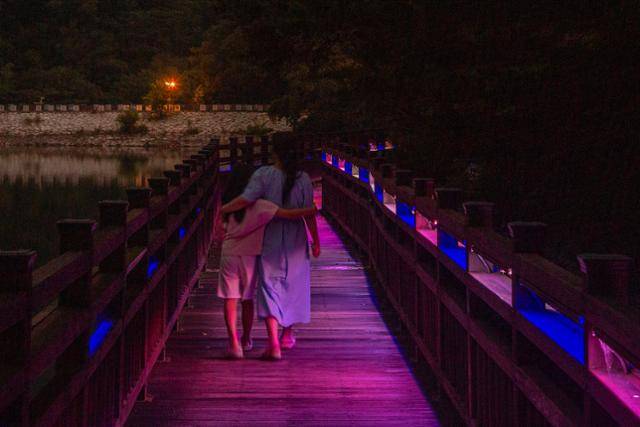 포천시 산정호수 수변데크길을 모녀가 걷고 있다.