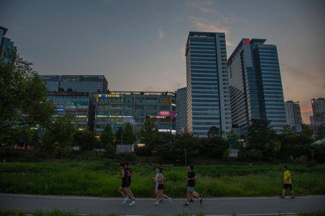 무더위를 피해 일몰 후 분당주민들이 탄천을 뛰고 있다.