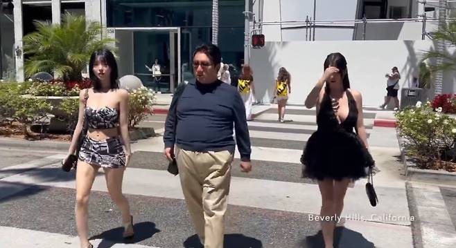 방시혁 하이브 의장(가운데)이 인터넷 방송 진행자인 BJ 과즙세연(왼쪽) 자매와 미국 로스앤젤레스에서 걷는 모습이 한 유튜브 영상에 우연히 포착됐다. 해당 영상 캡처