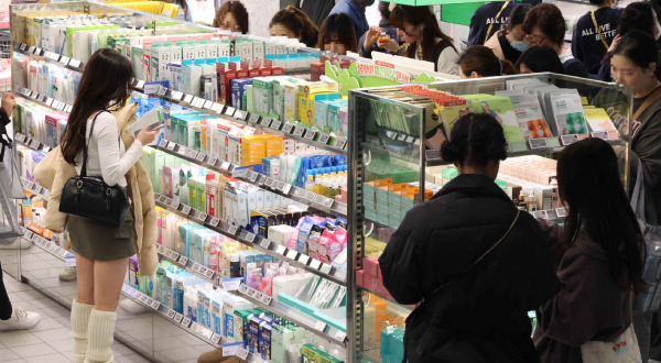 Customers are selecting cosmetics at CJ Olive Young in Myeong-dong, Jung-gu, Seoul, a mecca for K-beauty. [Photo by Lee Chung-woo]