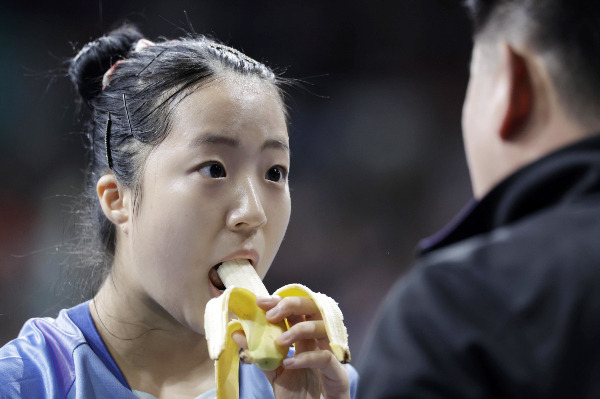 2024 파리올림픽 동메달리스트 신유빈이 바나나 맛 우유 광고 모델로 선정되 1억원의 돈을 후배들에게 기부하자 이를 본 누리꾼들의 칭찬이 어이지고 있다. 사진은 지난 1일(현지시각) 프랑스 사우스 파리 아레나5에서 열린 탁구 여자 단식 8강전 중 바나나를 먹고 있는 신유빈. /사진=뉴시스