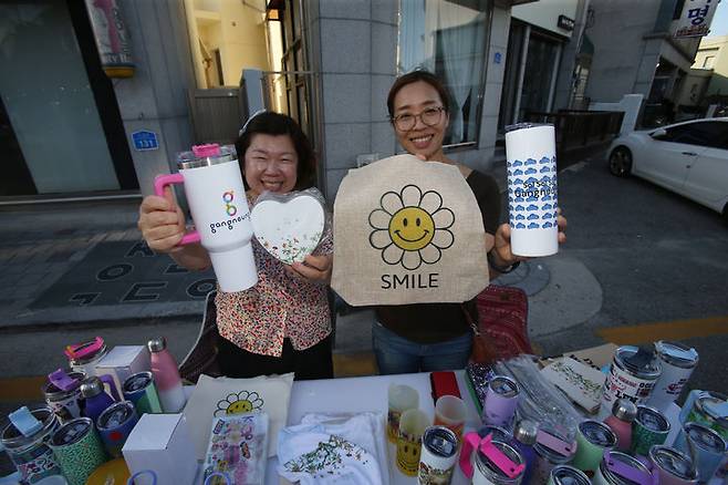 [강릉=뉴시스] 이순철 기자 =아트 상품을 제작하는 모란 김은화(오른쪽) 대표가 광복절 연휴인 15일 강원 강릉시 서부시장 강릉문화유산야행 저잣거리 장터에서 핸드메이드 제품을 선보이고 있다. 제12회 강릉문화유산야행은 15~17일 서부시장, 강릉대도호부관아 일원에서 밤의 문화시장, 밤의 먹거리 등 8가지 테마로 개최된다. 2024.08.15. grsoon815@newsis.com ​​ *재판매 및 DB 금지