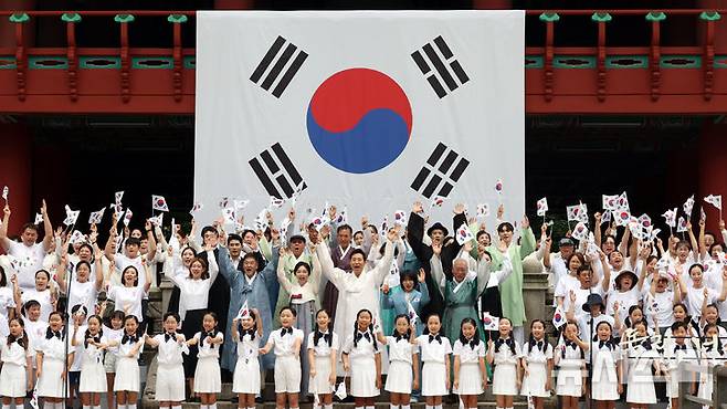 [서울=뉴시스] 김선웅 기자 = 광복절인 지난 15일 서울 종로구 보신각에서 열린 '광복절 기념 타종식'에서 오세훈 서울시장, 파리올림픽 유도 은메달리스트인 허미미 선수 등 독립유공자의 후손들과 시민 대합창단이 만세삼창을 하고 있다. (공동취재) 2024.08.15. photo@newsis.com