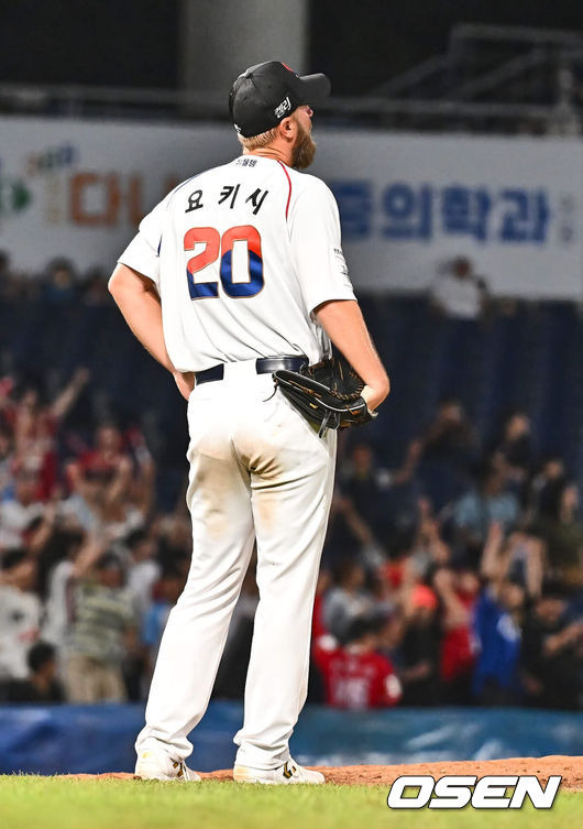 [OSEN=창원, 이석우 기자] 15일 창원NC파크에서 2024 신한 SOL 뱅크 KBO 리그 NC 다이노스와 SSG 랜더스의 경기가 열렸다. 홈팀 NC는 요키시가 홈 첫 등판을 하고 방문팀 SSG는 엘리아스가 선발 출전했다. NC 다이노스 요키시가 5회초 1사 SSG 랜더스 최정에게 백투백 홈런을 맞고 타구를 바라보고 있다. 2024.08.15 / foto0307@osen.co.kr