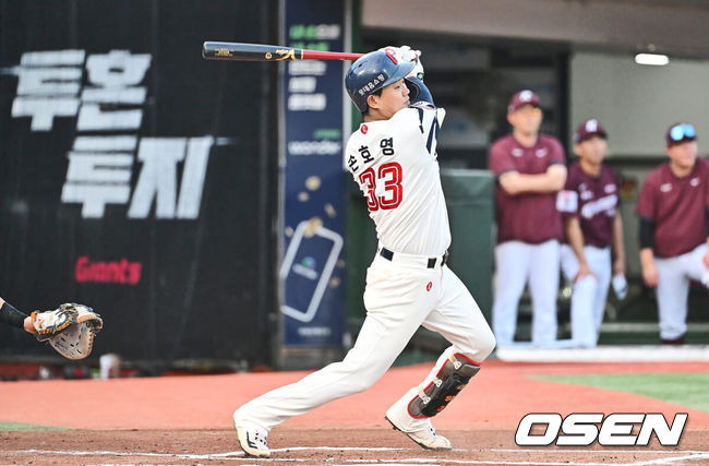 [OSEN=부산, 이석우 기자] 16일 부산 사직야구장에서 2024 신한 SOL 뱅크 KBO 리그 롯데 자이언츠와 키움 히어로즈의 경기가 열렸다. 홈팀 롯데는 반즈가 선발 출전하고 키움은 이종민이 선발 출전했다.롯데 자이언츠 손호영이 1회말 1사 2루 중월 2점 홈런을 치고 있다. 2024.08.16 / foto0307@osen.co.kr