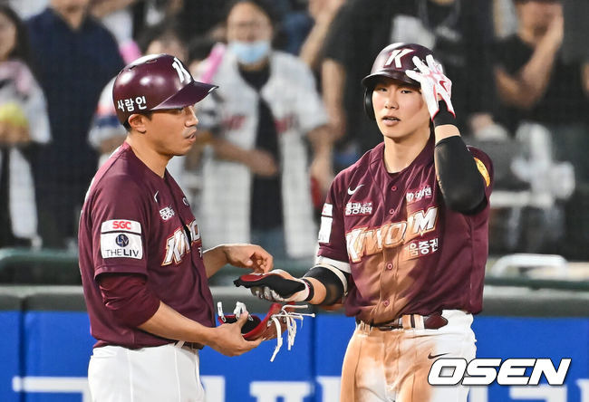 [OSEN=부산, 이석우 기자] 16일 부산 사직야구장에서 2024 신한 SOL 뱅크 KBO 리그 롯데 자이언츠와 키움 히어로즈의 경기가 열렸다. 홈팀 롯데는 반즈가 선발 출전하고 키움은 이종민이 선발 출전했다.키움 히어로즈 김혜성이 중견수 오른쪽 뒤 3루타를 치고 세이프되고 있다. 2024.08.16 / foto0307@osen.co.kr