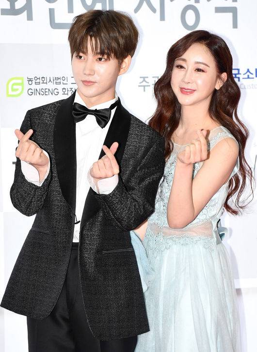 [OSEN=최규한 기자] 25일 오후 서울 삼성동 코엑스 오디토리움에서 ‘제24회 소비자의 날’ 시상식이 열렸다.함소원-진화 부부가 참석해 포토타임을 하고 있다. /dreamer@osen.co.kr