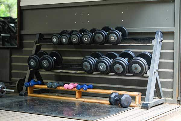 여러 중량의 덤벨이 구비되어 있다.