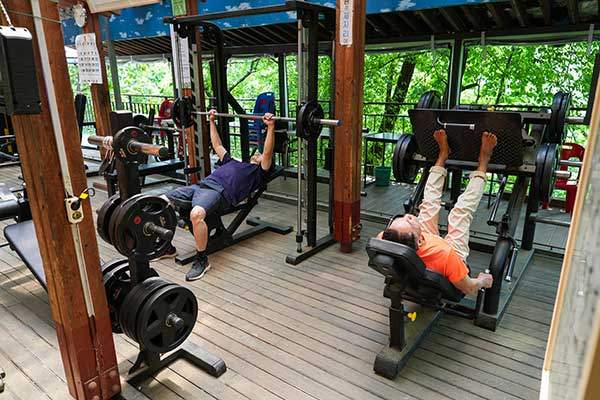 운동기구를 사용하는 주민들의 모습.