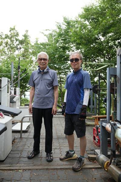 15년간 이곳을 이용 중인&nbsp;강상호씨(오른쪽)와 그의 지인.