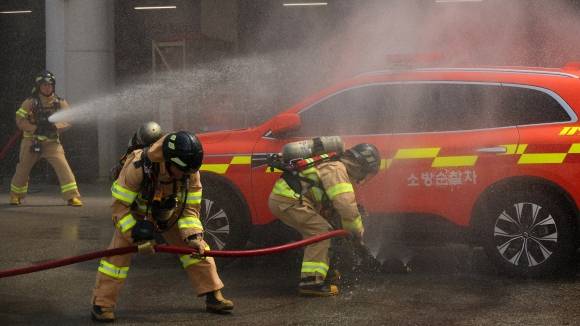 전기차 화재 진화 시연 - 14일 오후 부산 연제구 부산소방재난본부에서 소방대원들이 전기차 화재 진화 시연을 하고 있다. 이날 진화 시연은 질식소화덮개, 이동식자립방수총, 이동식소화수조 등 전기차 화재 진화 방법이 소개됐다. 2024.8.14 연합뉴스