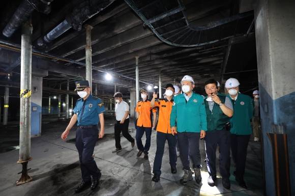 인천 청라 전기차 화재 현장 둘러보는 이상민 장관 - 이상민 행정안전부 장관이 14일 오전 인천 서구 청라 아파트 지하주차장 전기차 화재 현장을 둘러보고 있다. 지난 1일 발생한 전기차 화재로 주민 등 23명이 연기를 마셔 병원으로 옮겨졌으며 차량 87대가 불에 타고 793대가 그을렸다. 2024.8.14 연합뉴스