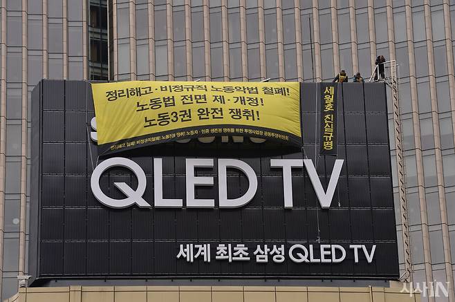 2017년 4월20일 아사히비정규직지회 오수일 조합원이 세종호텔 해고 노동자 등 다른 투쟁 사업장 노동자 6명과 서울 광화문광장 인근에서 고공 농성을 했다. ⓒ시사IN 이명익