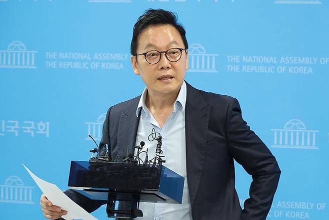 더불어민주당 정봉주 최고위원 후보가 8월12일 국회 소통관에서 기자회견을 열고 이른바 '이재명 팔이' 세력에 대한 문제의식과 대응 계획을 밝히고 있다. ⓒ시사저널 최준필