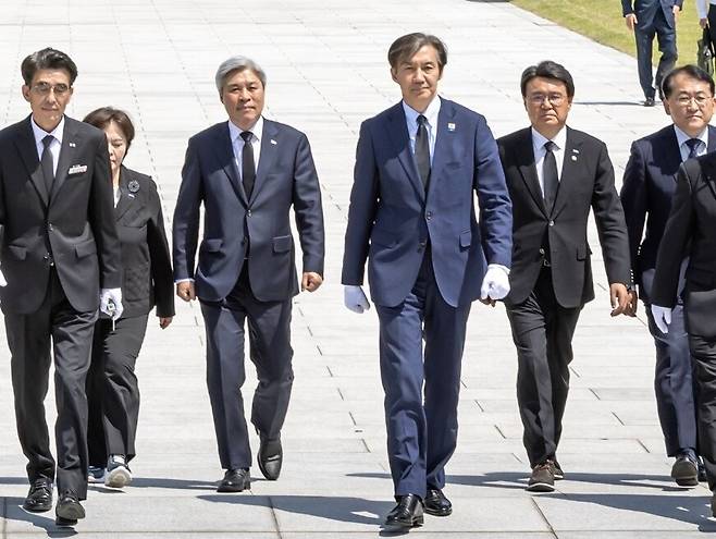 조국 대표(왼쪽에서 네 번째)와 서왕진 정책위의장(왼쪽에서 세 번째)을 비롯한 조국혁신당 의원들의 모습 ⓒ조국혁신당 제공