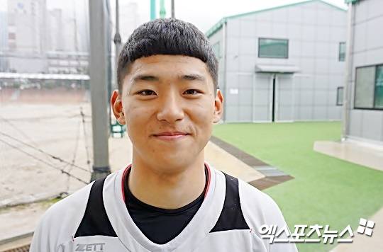 김도영은 지난 15일 서울 구로구 고척스카이돔에서 열린 '2024 신한 SOL 뱅크 KBO리그' 키움 히어로즈와 원정 경기 5회초 1사 1루 세 번째 타석에 나서 상대 선발 헤이수스의 초구 148km/h 속구에 곧바로 방망이를 힘차게 휘둘러 중앙 담장을 크게 넘어가는 비거리 130m짜리 홈런으로 연결했다. 김도영은 2015년 에릭 테임즈(당시 NC 다이노스) 이후 9년 만에 KBO리그 역대 9번째 30홈런-30도루에 성공했다. 최연소 30홈런-30도루 기록까지 갈아치웠다.&nbsp;광주동성고 시절 김도영. 김근한 기자