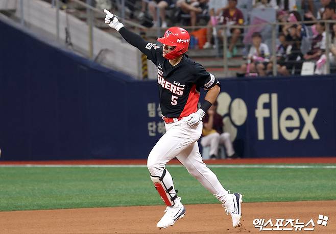 15일 오후 서울 구로구 고척스카이돔에서 열린 '2024 신한 SOL Bank KBO리그' KIA 타이거즈와 키움 히어로즈의 경기, 5회초 1사 1루 KIA 김도영이 투런홈런을 날리고 있다. 김도영은 2015년 에릭 테임즈(당시 NC 다이노스) 이후 9년 만에 KBO리그 역대 9번째 30홈런-30도루에 성공했다. 최연소 30홈런-30도루 기록까지 갈아치웠다. 고척, 김한준 기자