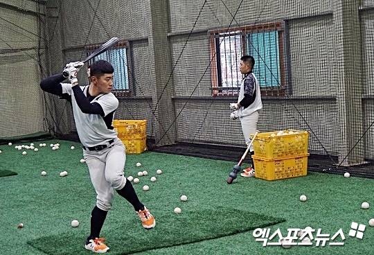 김도영은 지난 15일 서울 구로구 고척스카이돔에서 열린 '2024 신한 SOL 뱅크 KBO리그' 키움 히어로즈와 원정 경기 5회초 1사 1루 세 번째 타석에 나서 상대 선발 헤이수스의 초구 148km/h 속구에 곧바로 방망이를 힘차게 휘둘러 중앙 담장을 크게 넘어가는 비거리 130m짜리 홈런으로 연결했다. 김도영은 2015년 에릭 테임즈(당시 NC 다이노스) 이후 9년 만에 KBO리그 역대 9번째 30홈런-30도루에 성공했다. 최연소 30홈런-30도루 기록까지 갈아치웠다.&nbsp;광주동성고 시절 김도영. 김근한 기자