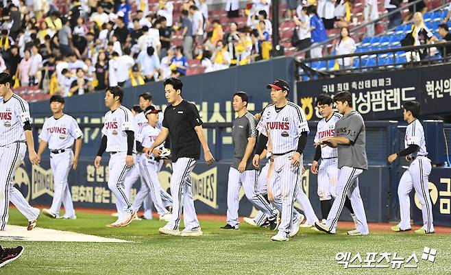 1일 오후 서울 송파구 잠실야구장에서 열린 '2024 신한 SOL Bank KBO리그' 삼성 라이온즈와 LG 트윈스의 경기, 삼성이 LG에 7:0으로 승리하며 위닝시리즈를 달성했다. 경기종료 후 LG 선수들이 인사를 하기 위해 그라운드로 나오고 있다. 엑스포츠뉴스 DB